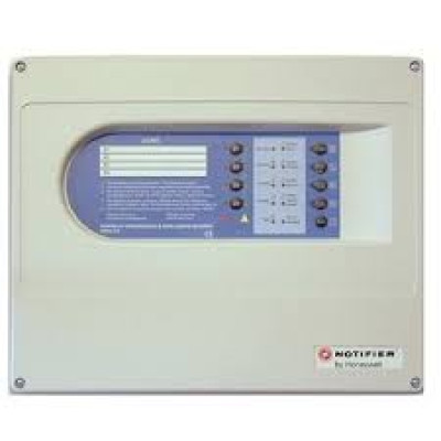 Centrale convenzionale a 4 zone con 2 uscite controllate.