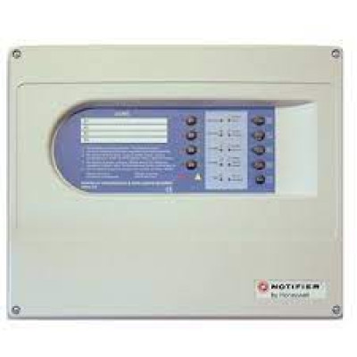 Centrale convenzionale a 8 zone con 2 uscite controllate.
